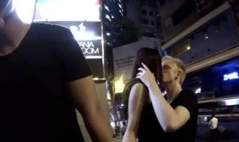 3名老外街头*戏调**中国女孩，公然挑衅警察，最终惨遭东北小伙围殴