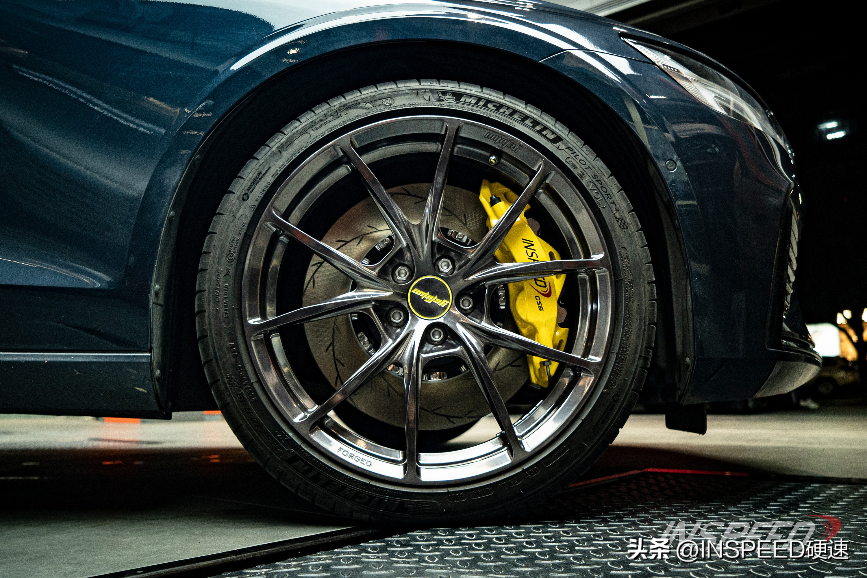 男孩过生日女孩送了一辆奥迪,男孩过生日女孩送车