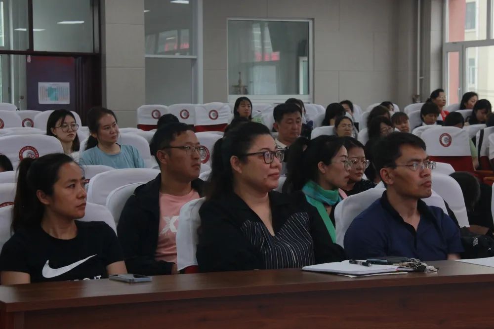 做快乐教师享幸福人生——齐市第二十九中学邀请专家讲座纪实