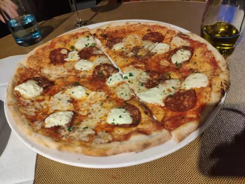 女人结婚多年无法怀孕，在一次同学聚会中，怀上了人家老公的孩子