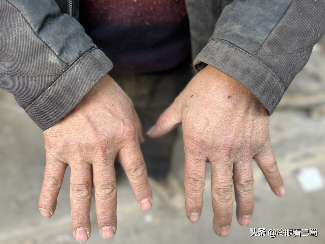 火了!小学肄业大叔靠收废品赚取重庆几套房几辆车,真是很励志