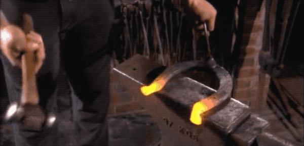 马为什么要钉马蹄铁,给马钉马蹄铁的视频