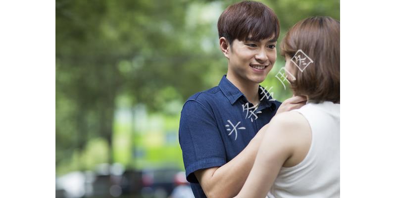 我坐月子,母亲说摔伤腿不能来,出月子后去娘家,见到母亲我愣住