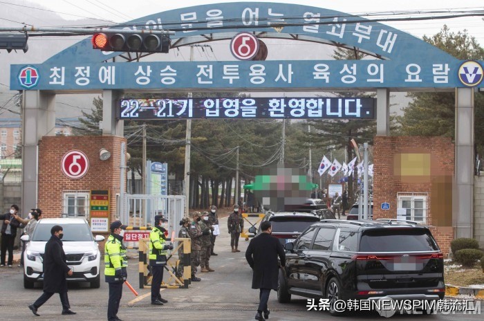 【组图】BTS成员Jin入伍粉丝军营守候为偶像加油