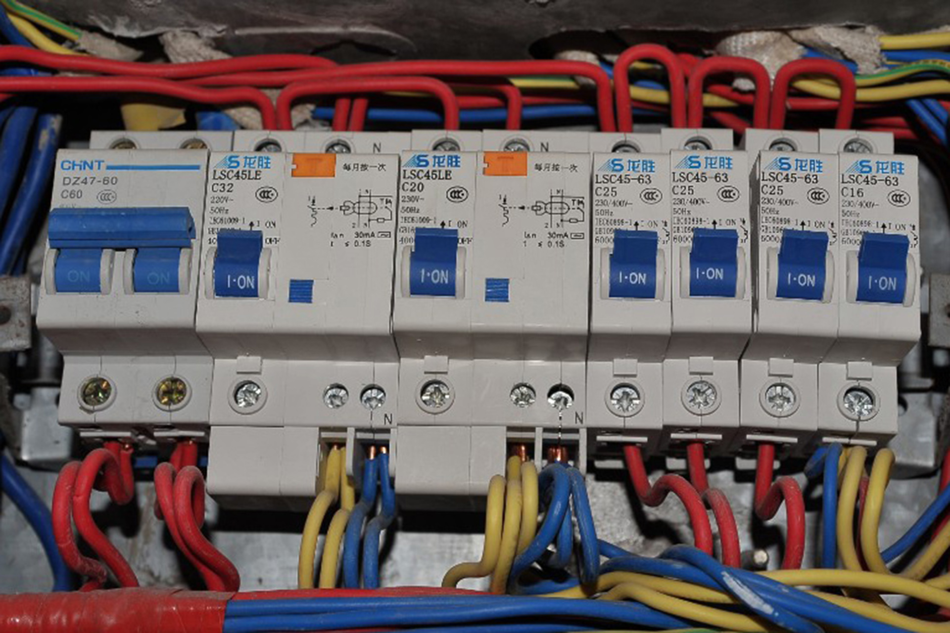家庭电路开关跳闸原因,家中总开关跳闸的原因和解决方法