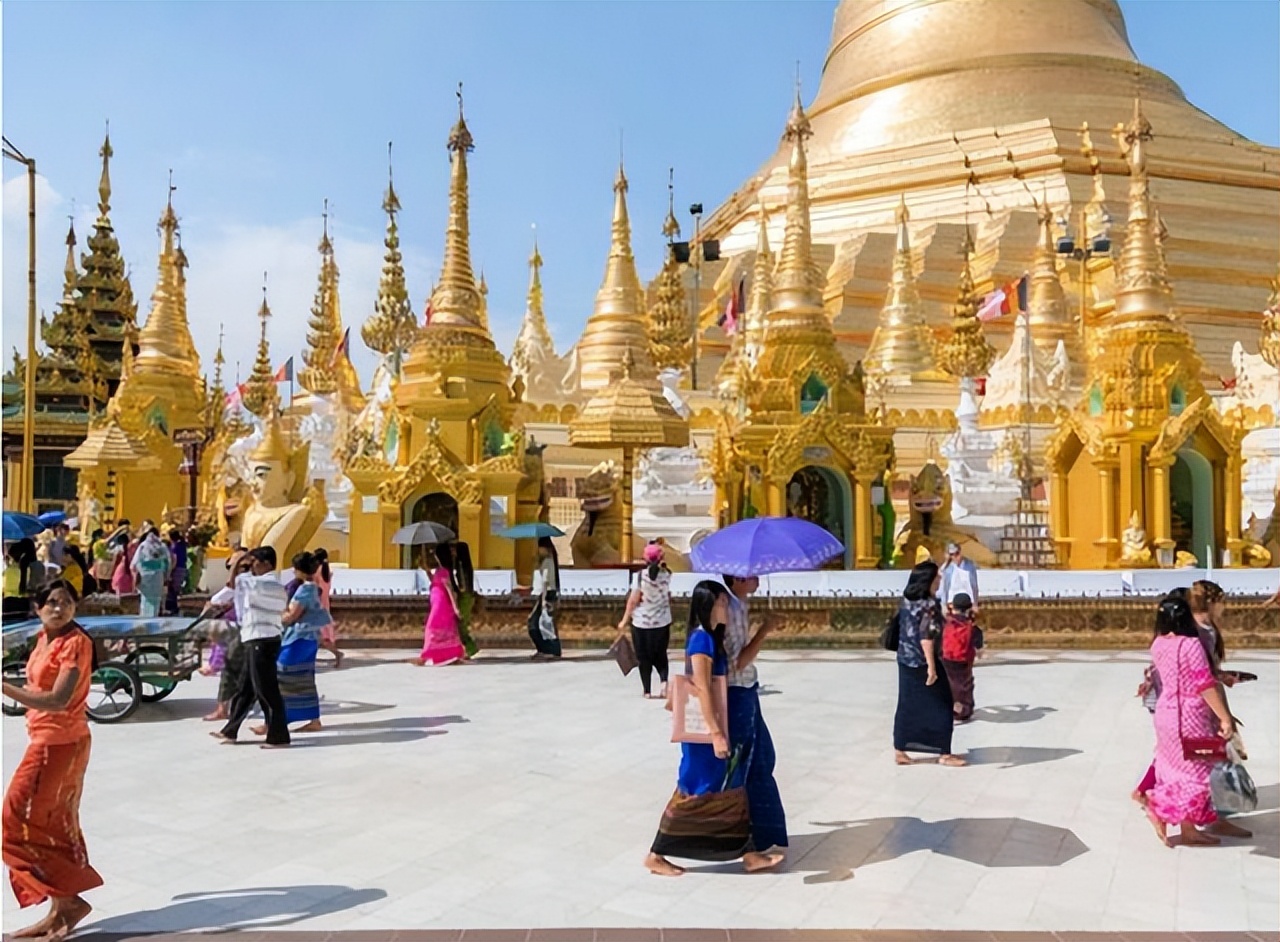 许多缅甸女孩从两国边境“翻墙”来到中国，只为从事这个行业