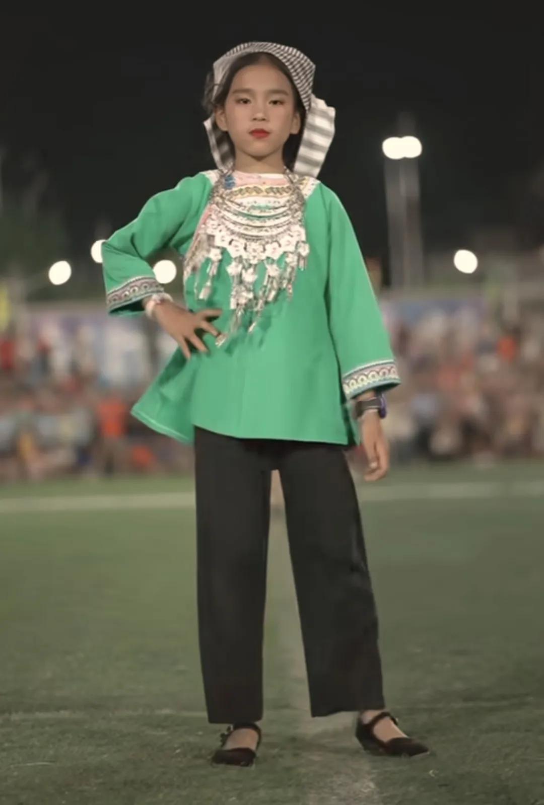 村超民族时装秀,村超足球宝贝表演