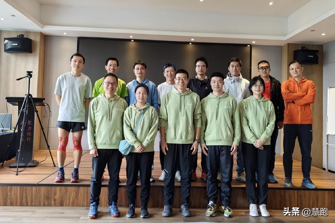 长距离比赛该吃多少能量胶：来自全新可穿戴技术的实证