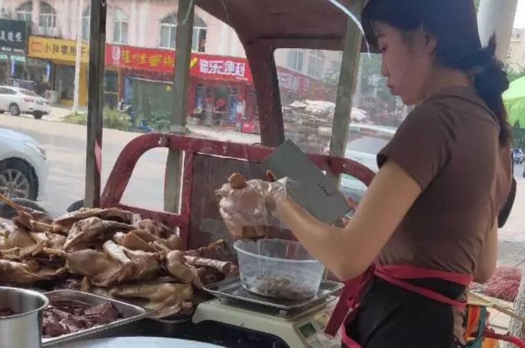 河南农村小伙卖老鹅,老鹅摊