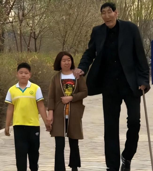 中国第一巨人鲍喜顺不听大夫劝告,中国第二巨人鲍喜顺身高