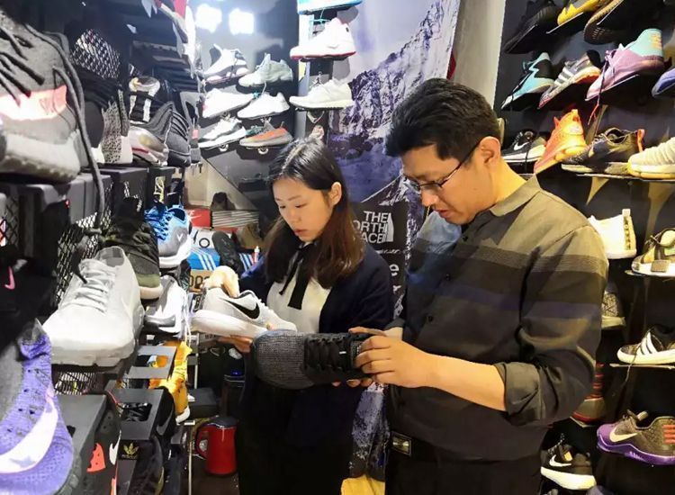 运动鞋，为什么中老年喜欢国货，年轻人爱穿耐克？来听听大实话