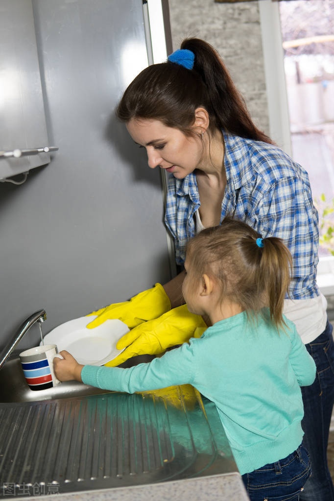 闺女上学谈恋爱怎么办,养女在家里没地位27岁不敢谈恋爱