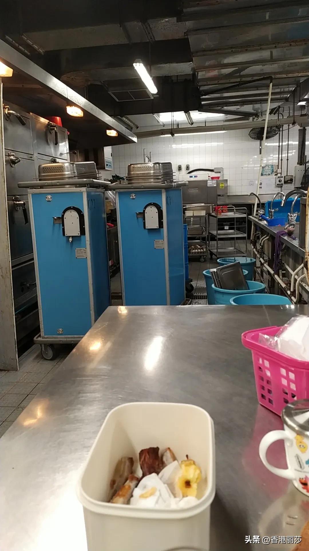 香港新移民:带二婚老公回家，探姐时母亲跟着，到姐家吃一片西瓜