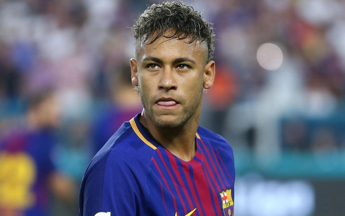 足坛“风流大师”，17岁当爹，30岁已换20个女友，如今女友又怀孕