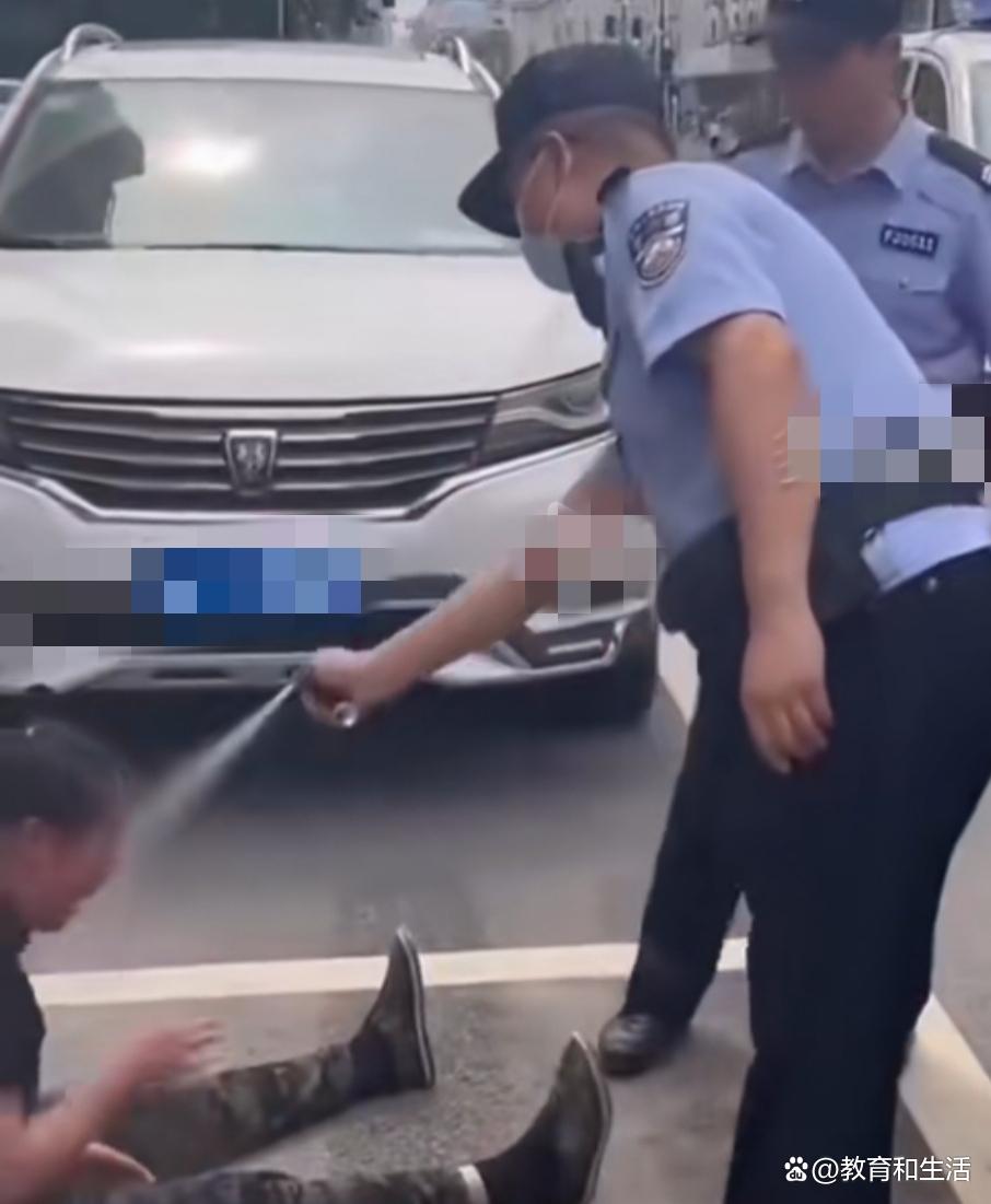 女子人肉占车位被警告后撒泼,女子人肉占车位民警多次劝告无果