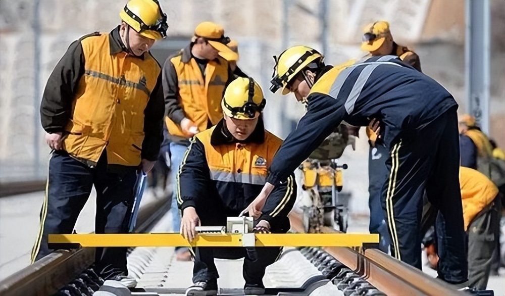中专哪个专业适合男生,中专学校男生学什么专业比较好