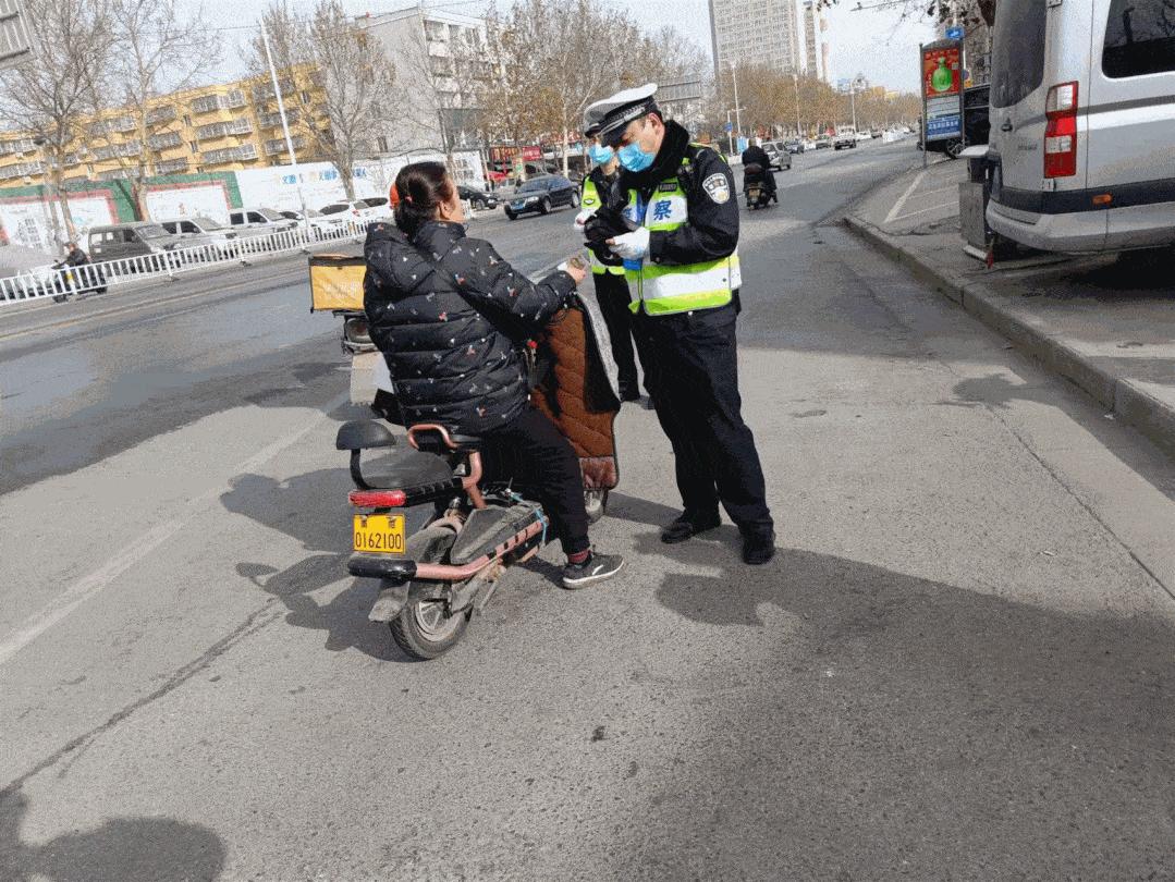 南阳电动车私加篷伞专项整治行动,南阳交警开展春雷行动