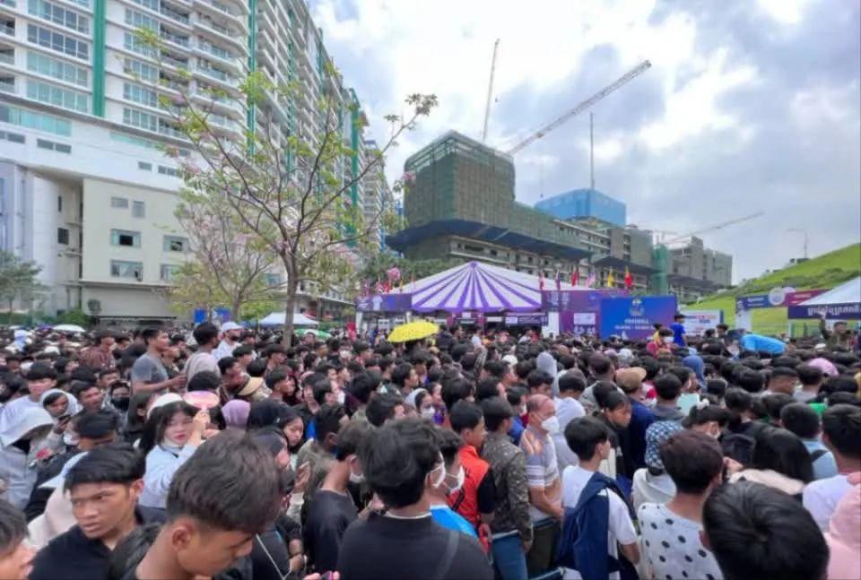 柬埔寨人玩足球,柬埔寨足球现场