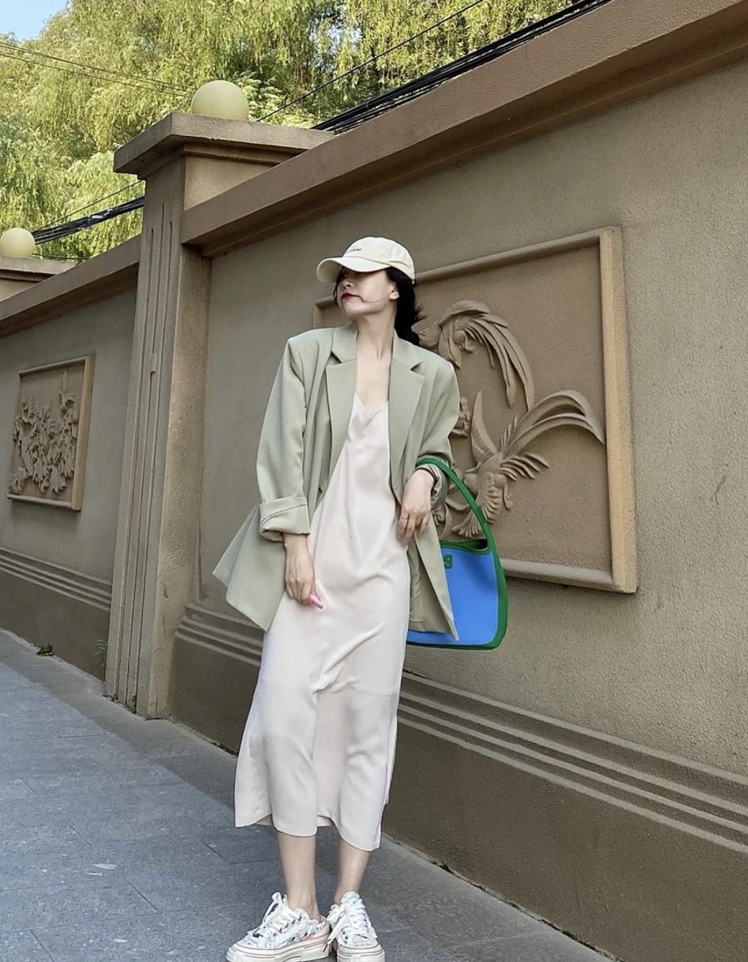 运动鞋搭配什么款式的长裙,这才是大部分普通女孩的穿搭