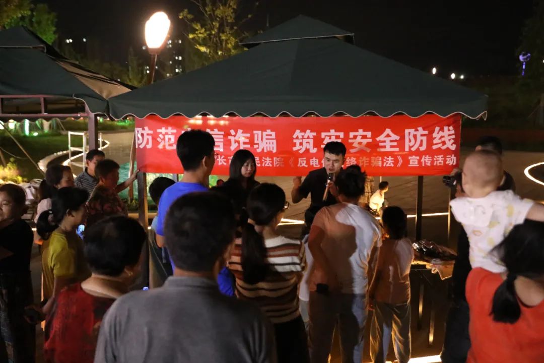 天长法院：盛夏公园支起“法治小摊”互动答题掀起学法热潮