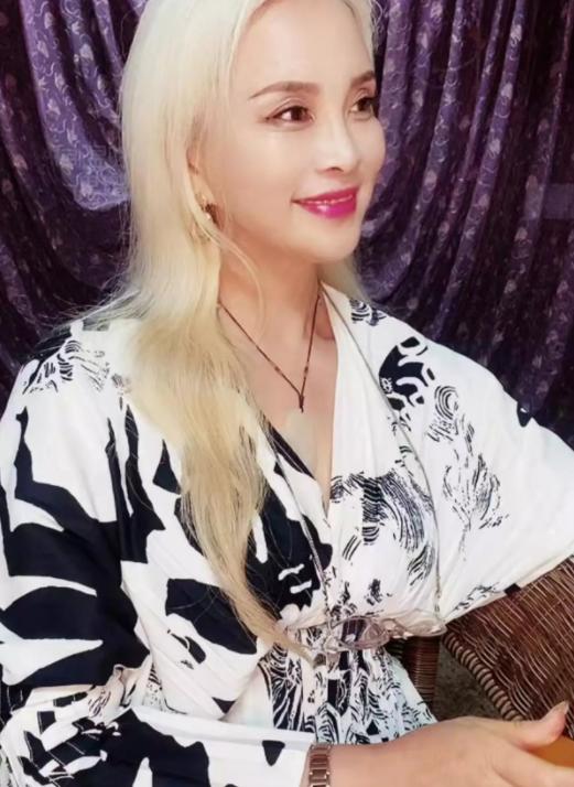 “励志大妈”于书：前夫出轨，两度瘫痪，一夜白头，如今惊艳众人