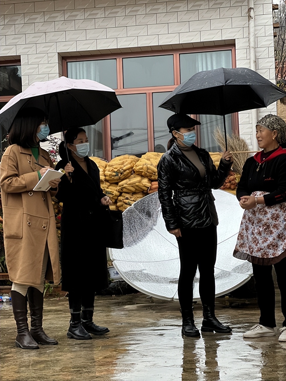 “乡村振兴你我同行”——张家川县文体广电和旅游局向帮扶村学校捐赠学习体育用品