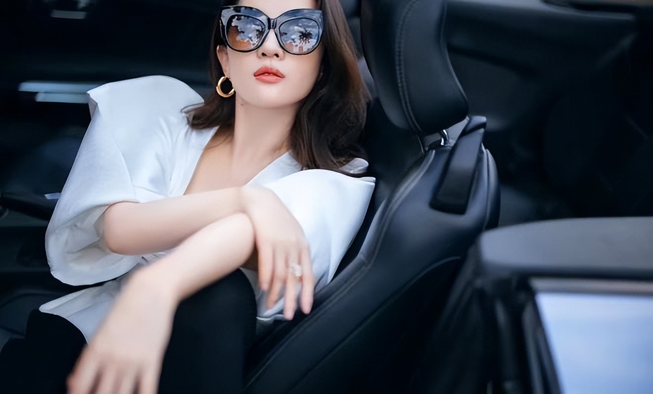 刘亦菲穿西装和风衣,刘亦菲现身巴黎戴墨镜