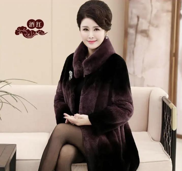 她是“中老年服装一姐”，包揽淘宝中老年服饰的半壁江山