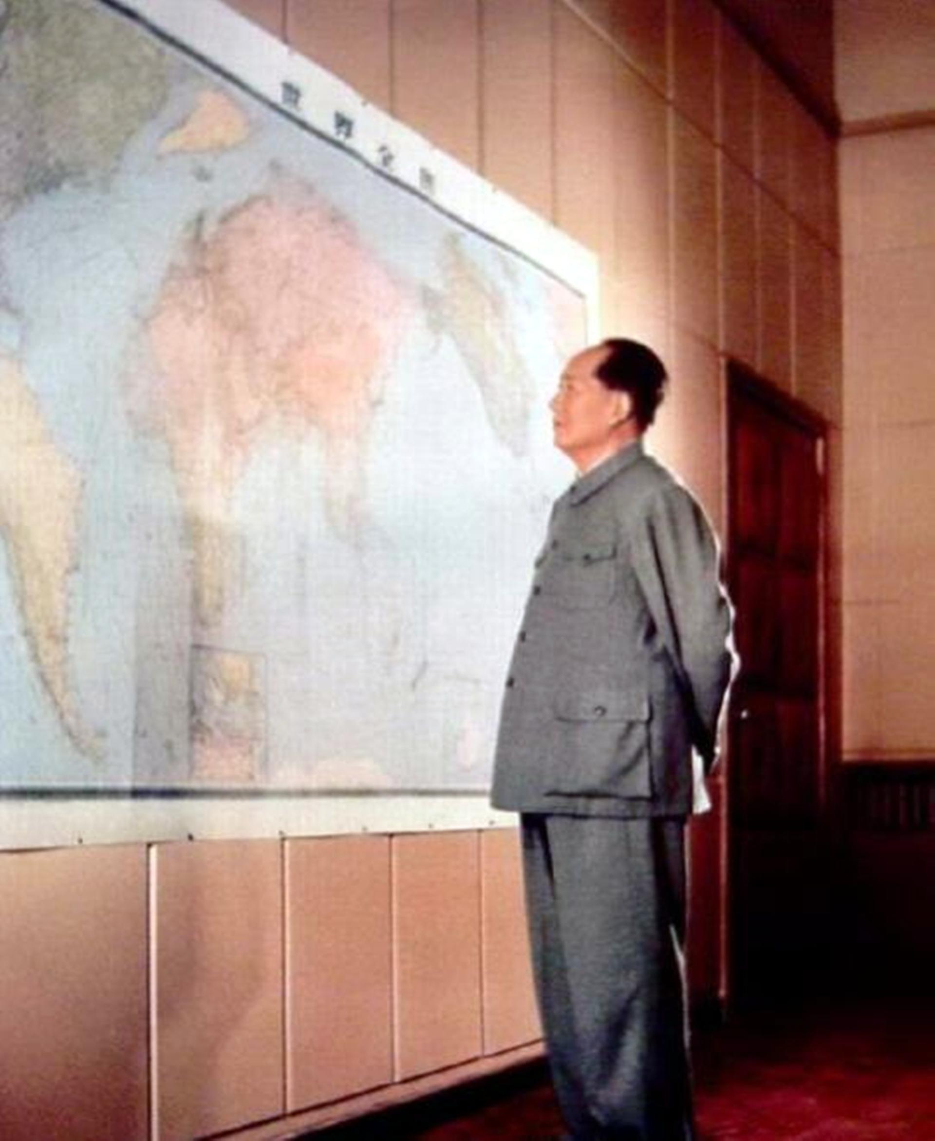 毛主席女婿去世，李讷悲伤痛哭说出一句话，令现场众人潸然泪下