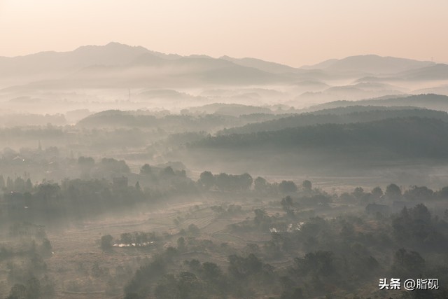 小学老师打扫卫生为开学做准备,新学期开学老师们打扫卫生不怕累