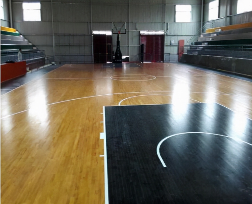学校篮球场地面用什么材料,学校篮球场是什么场地