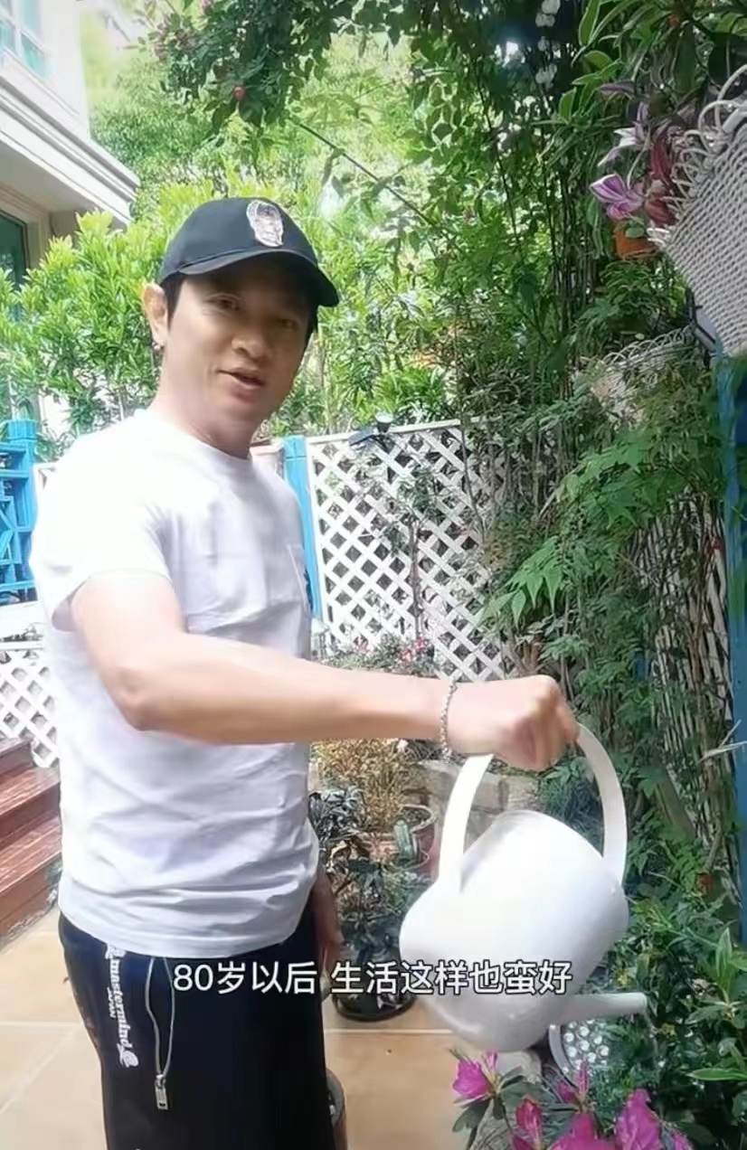 明星摔伤快速上场踢球,歌手突发意外去医院抢救