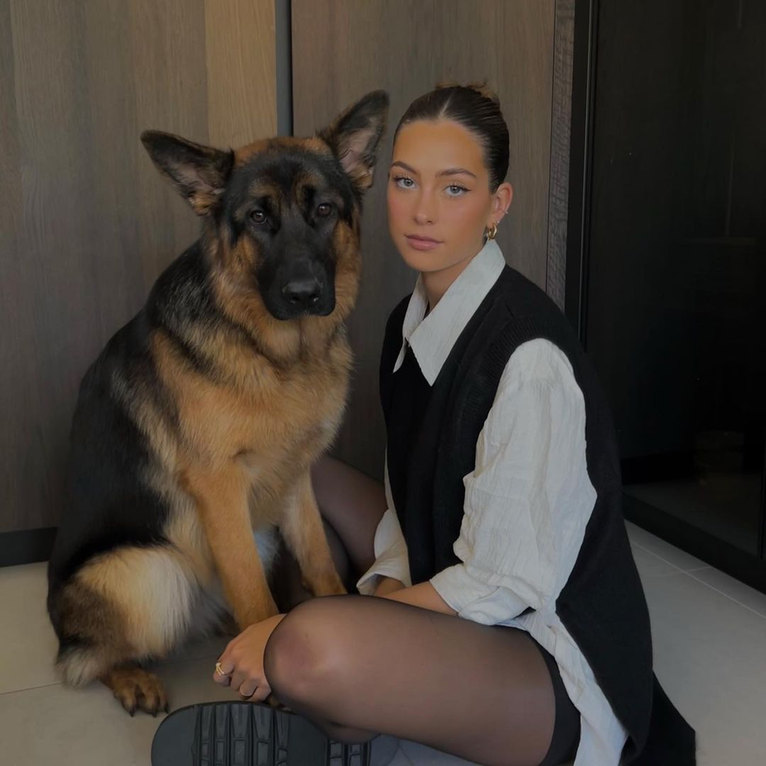 爱狗，爱足球，爱哈弗茨：撞脸乔治娜的内向模特与德国新星的故事