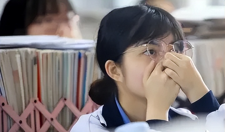 高考百日誓师女孩被网暴,被骂惨的高三誓师女孩