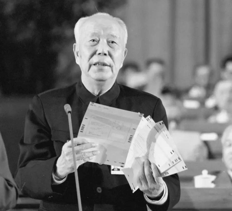 人民大会堂名字为何是后改的？它原先叫什么？毛主席亲自改名