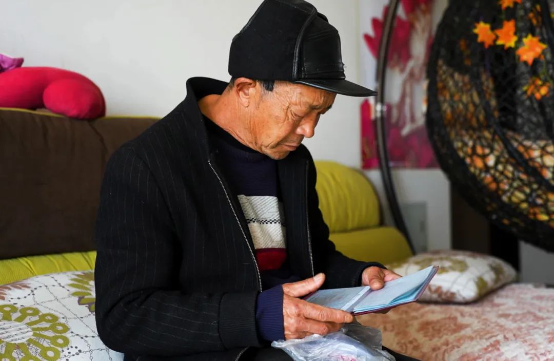 女童照顾卧床老母,三岁女童独自照顾瘫痪妈妈现状