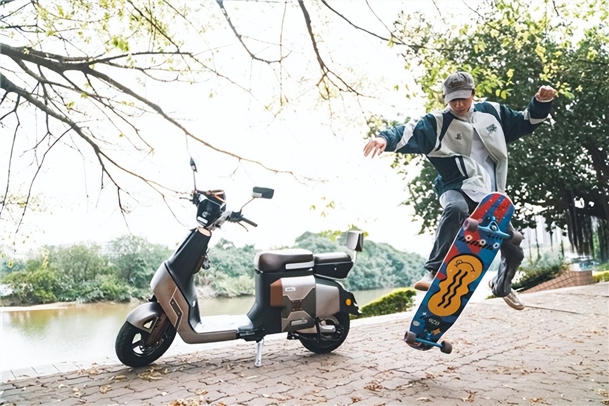 顶尖技术+绝美颜值，试骑小刀航天动力系朋克，骑上秒变酷boy！