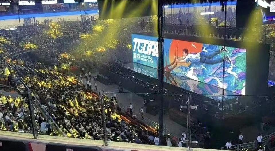 鹿晗巅峰期给足了关晓彤安全感,鹿晗炸裂视频