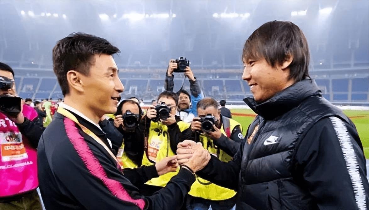 李玮峰带走了几个球队了,中国球迷对李玮锋评价