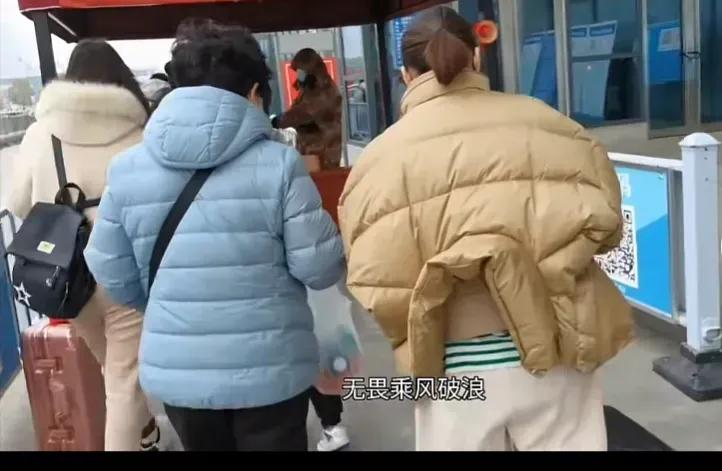 熊妈真是有钱人，穿万元皮草拿高端手机，网友：真的疼爱姚策吗？