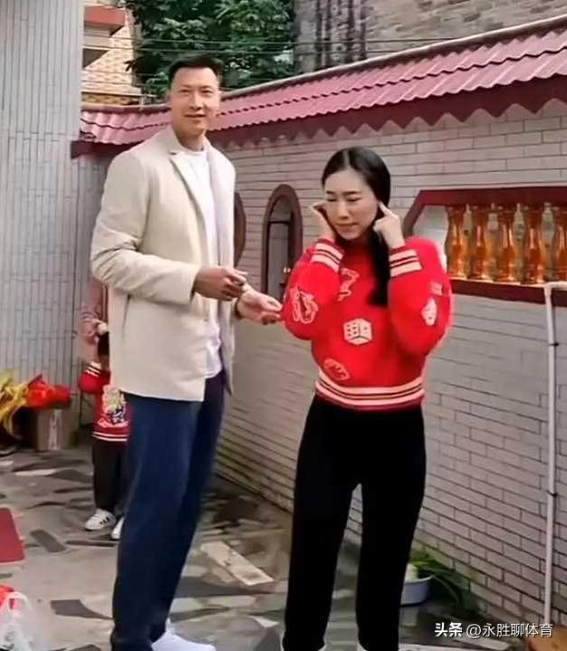 易建联带老婆回老家,易建联带妻儿回鹤山