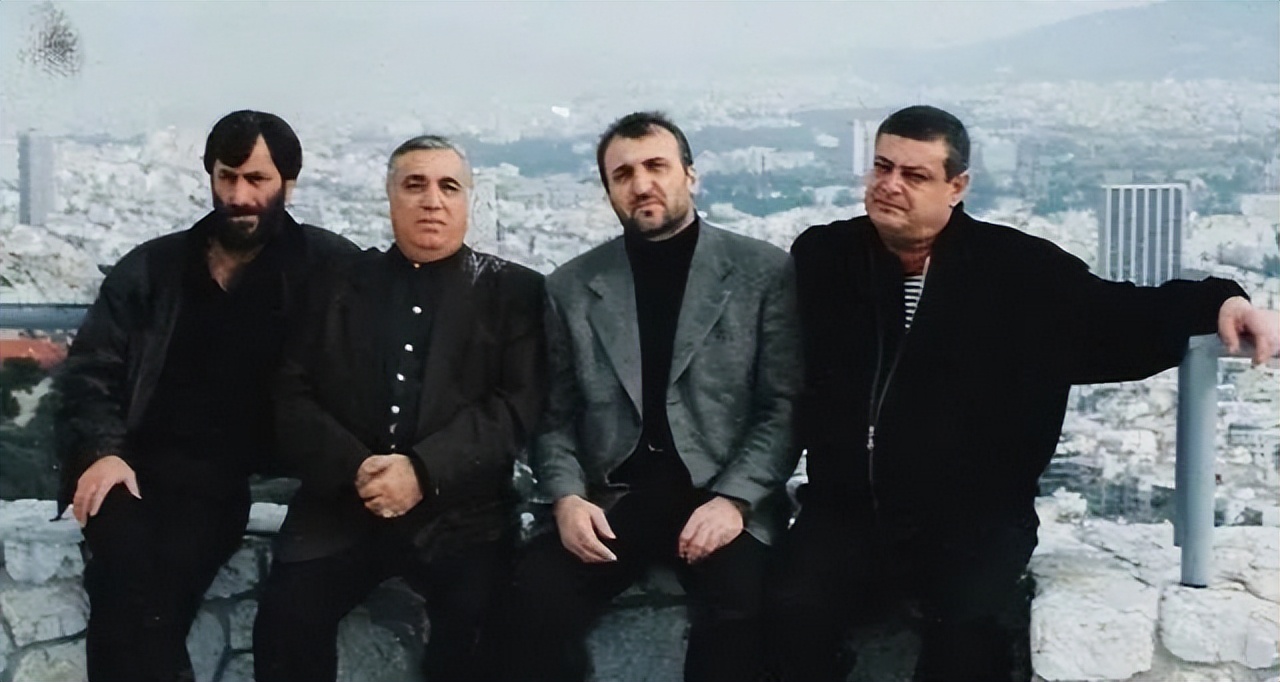 三叶草阿迪达斯怎么介绍,三叶草阿迪达斯黑棕色