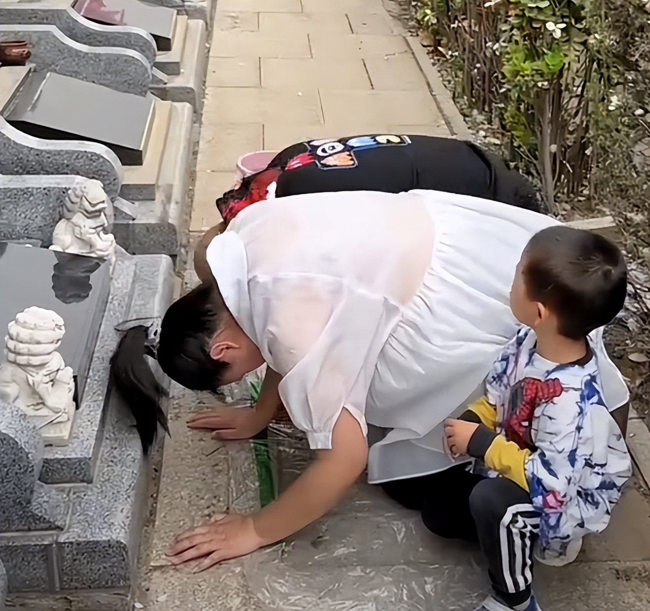 60岁谢东携孕妻上坟引争议,谢东晒全家游玩照