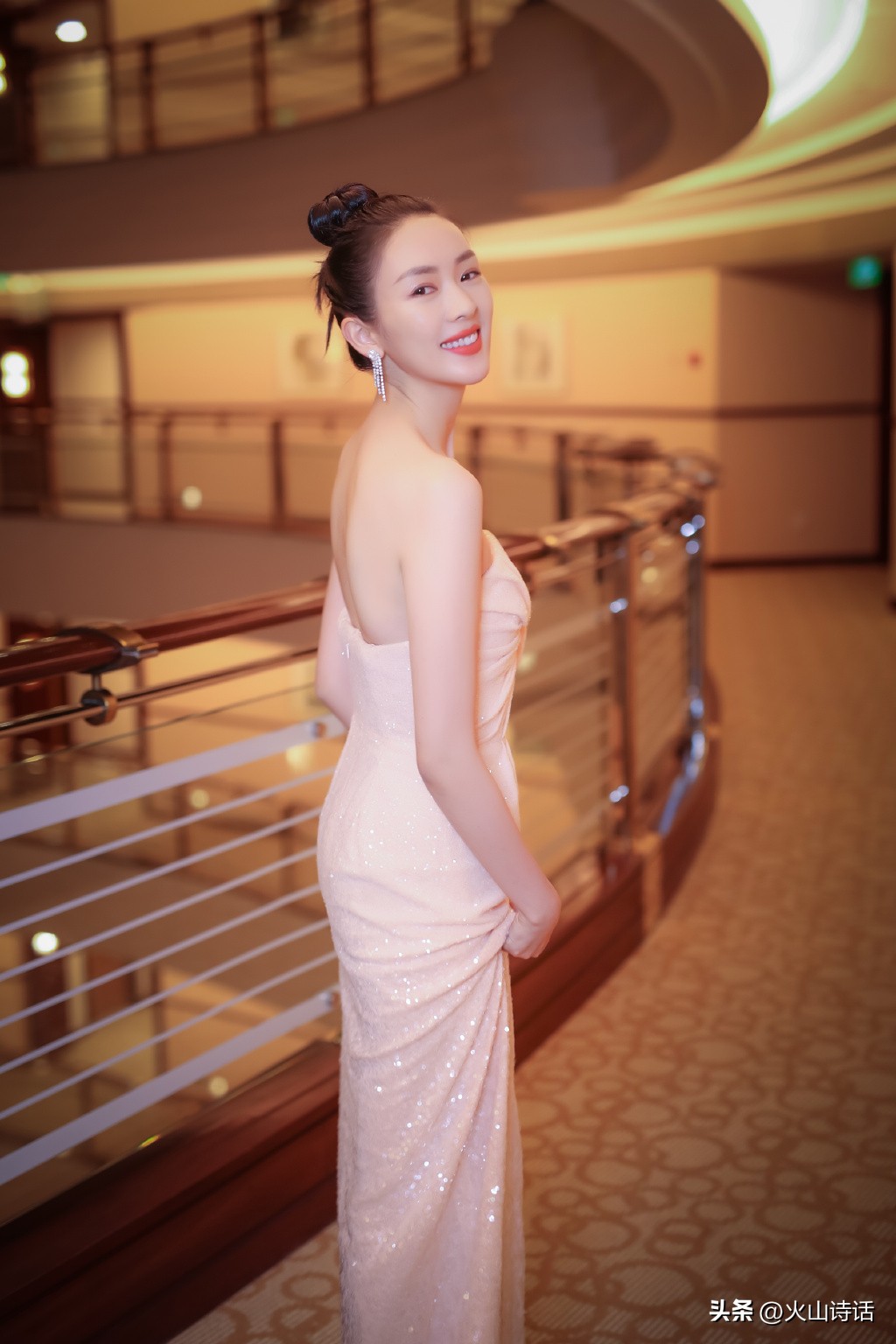 诗特刊|火山诗话|年度诗歌精选|《2022年度最佳诗歌30首》发布