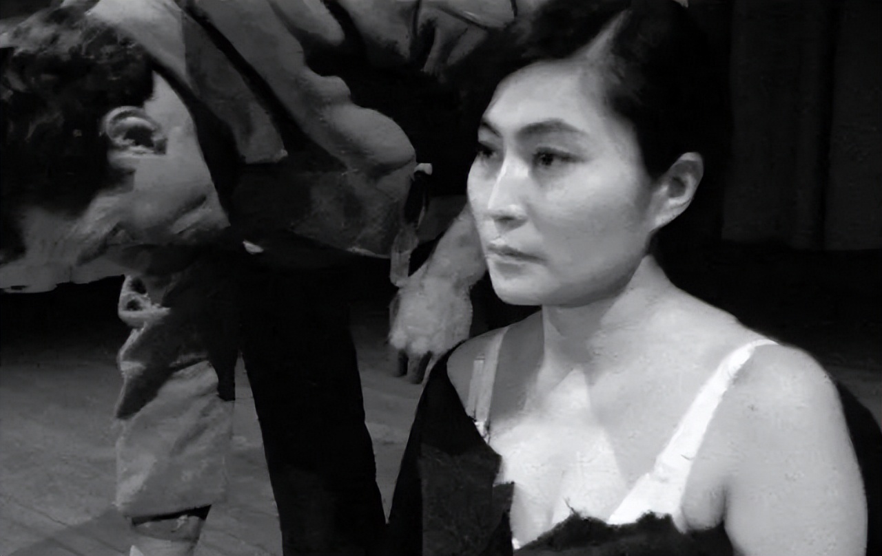 日本艺术家给路人剪刀剪衣服,女艺术家剪碎衣服