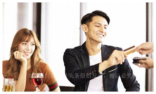 我和朋友吃饭，女服务员打翻一盆菜，我发现，女服务员状态不对