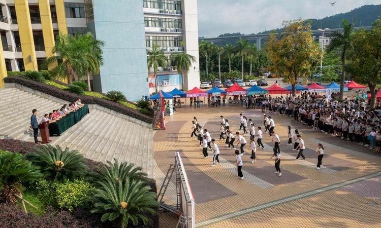 水房金主“百花蛇”，曾被老大执行家法，飞黄腾达后成社团大金主