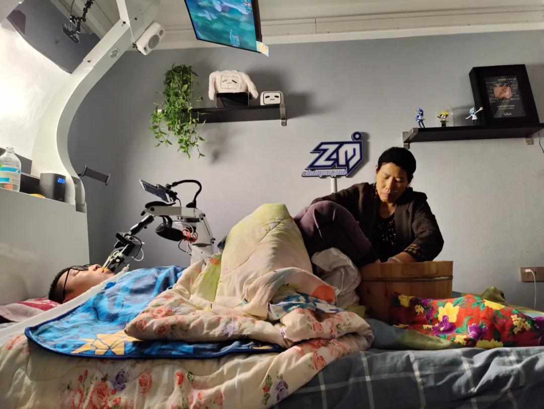 多次自杀未果，靠呼吸机保命，那位高位截瘫的90后消防员咋样了？