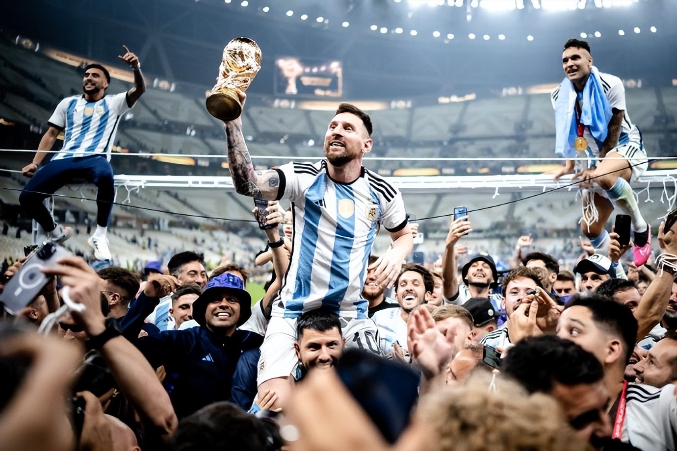 梅西夺冠穿的黑袍是什么意思,梅西世界杯冠军黑袍是什么