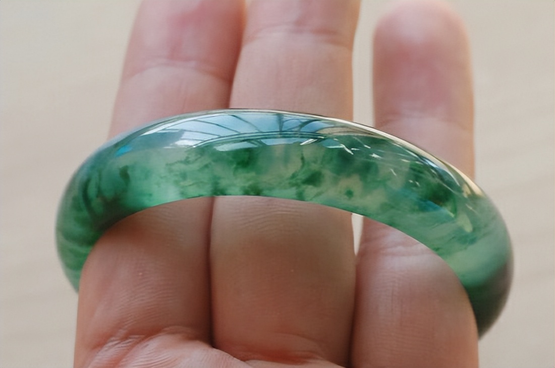 翡翠的酸洗纹是什么样的,怎样区分翡翠手镯的棉和酸洗纹